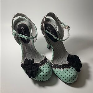 Women’s heels size 6